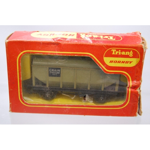 286 - Group of Hornby and Tri-ang OO gauge scale models and wagons to include R.739 breakdown 75 ton crane... 