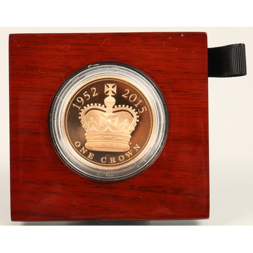 158 - The Royal Mint Gold proof crown. The Longest Reigning Monarch 2015, with case, 39.94 grams no 226/15... 