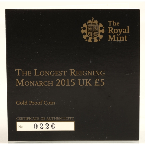 158 - The Royal Mint Gold proof crown. The Longest Reigning Monarch 2015, with case, 39.94 grams no 226/15... 