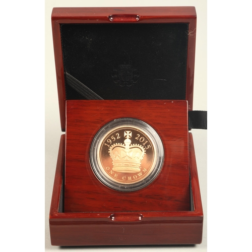 158 - The Royal Mint Gold proof crown. The Longest Reigning Monarch 2015, with case, 39.94 grams no 226/15... 