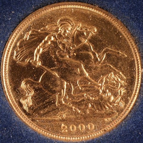 131 - Gold sovereign 2000 with case and outer box, 8 grams.