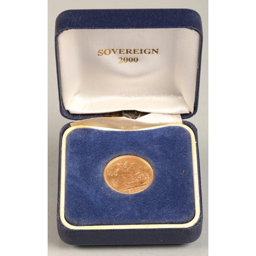 131 - Gold sovereign 2000 with case and outer box, 8 grams.