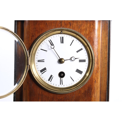 142 - Mahogany cased mantel clock, 22cm high.