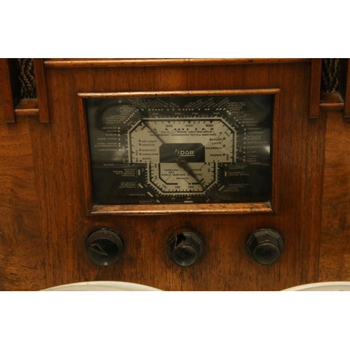 250 - Vintage Vidor walnut radio.