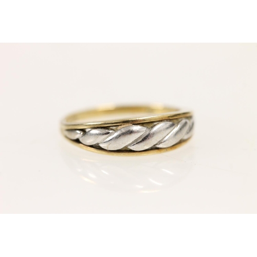 503 - 9ct gold two tone ring with central twisted knotwork design, size O/P, 2.9g