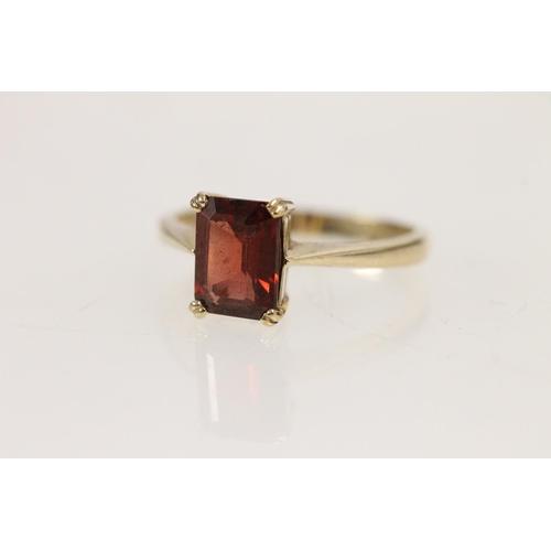 507 - 9ct gold ring set with baguette cut red stone, size L, 2.3g