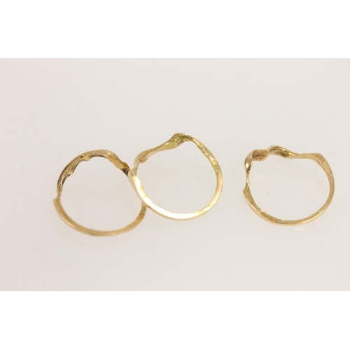 521 - Yellow metal triple ring of three individual bands together with an 18ct gold ring (snipped), gross ... 