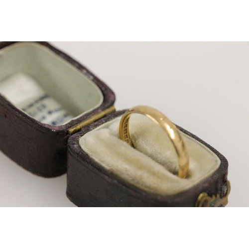 526 - 18ct gold wedding band in vintage Middlemass jewellery box, size M, 2.3g