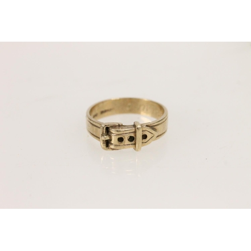 527 - 9ct gold gentlemans ring in the form of a belt with buckle, size X, 6.7g