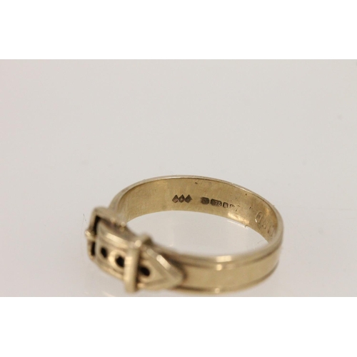 527 - 9ct gold gentlemans ring in the form of a belt with buckle, size X, 6.7g