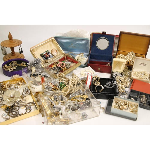 542 - Large collection of costume jewellery and small boxes including bangles, beaded necklaces, brooches,... 