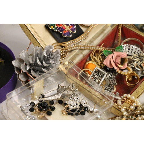 542 - Large collection of costume jewellery and small boxes including bangles, beaded necklaces, brooches,... 