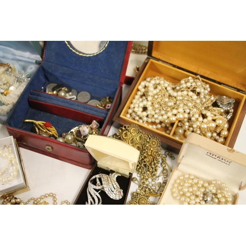 542 - Large collection of costume jewellery and small boxes including bangles, beaded necklaces, brooches,... 