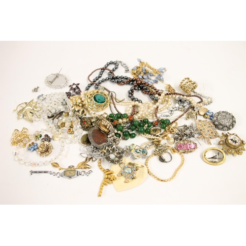 543 - Costume jewellery including brooches, beaded necklaces etc.