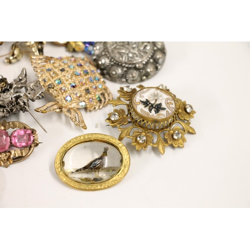 543 - Costume jewellery including brooches, beaded necklaces etc.