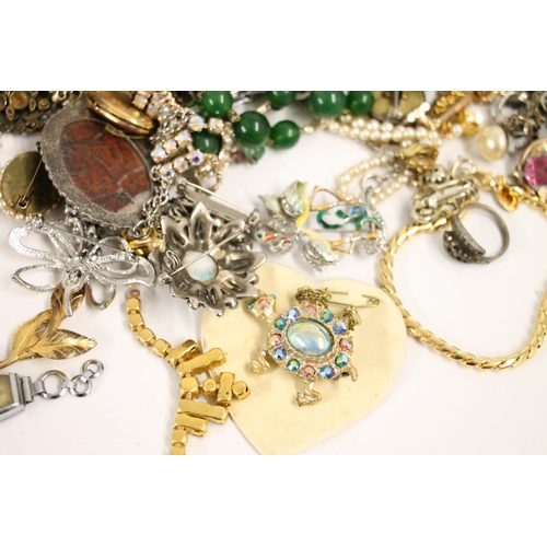 543 - Costume jewellery including brooches, beaded necklaces etc.