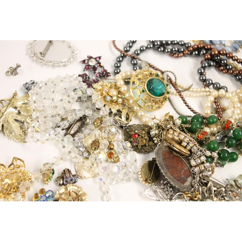 543 - Costume jewellery including brooches, beaded necklaces etc.