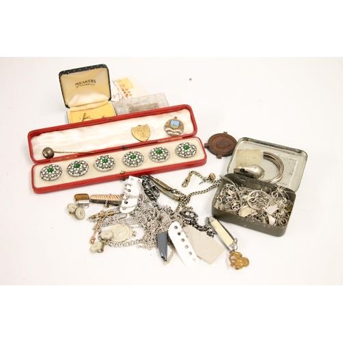 552 - Small selection of costume jewellery including set of six  rhinestone and green stone buttons i... 