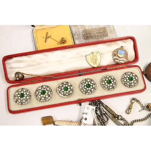 552 - Small selection of costume jewellery including set of six  rhinestone and green stone buttons i... 