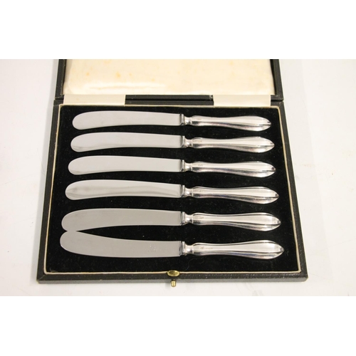 592 - Cased set of six silver handled butter knives, Sheffield 1938