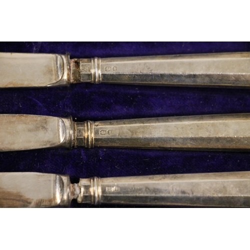 593 - Cased set of six silver handled butter knives, Sheffield 1916