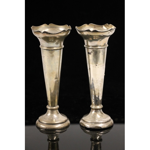 606 - Pair of weighted silver trumpet vases, Birmingham 1921, 18cm high.