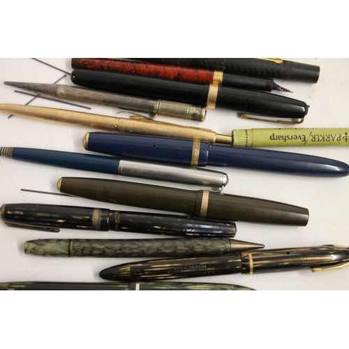 607 - Vintage fountain and other pens to include a Sheaffer 400, a Sheaffer 275, a Parker Duofold, etc.