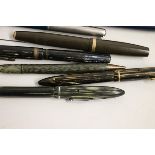 607 - Vintage fountain and other pens to include a Sheaffer 400, a Sheaffer 275, a Parker Duofold, etc.