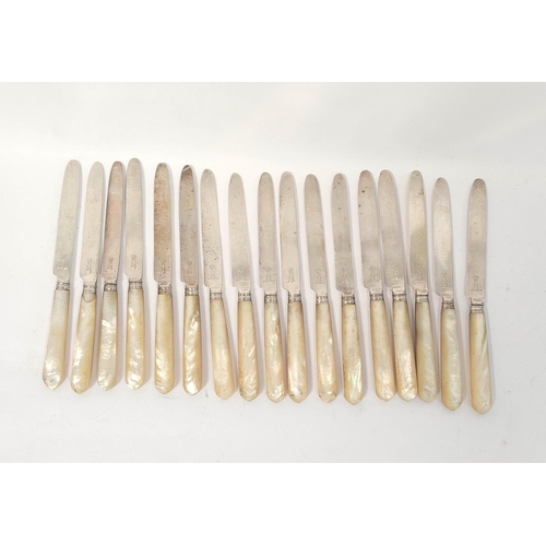 85 - Set of seventeen silver dessert knives with pearl handles by Robert Stevenson 1802.