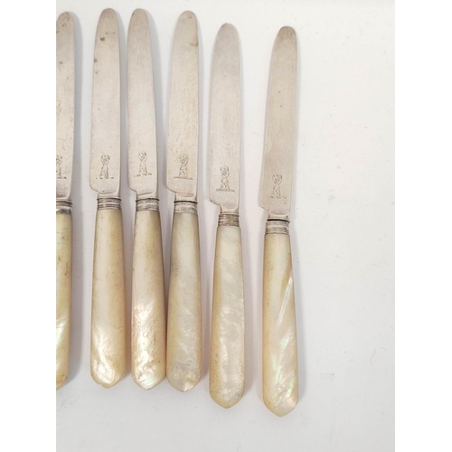 85 - Set of seventeen silver dessert knives with pearl handles by Robert Stevenson 1802.