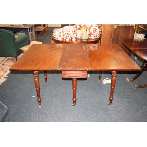 661 - Georgian mahogany extending dining table with concertina extension mechanism, 72cm high.