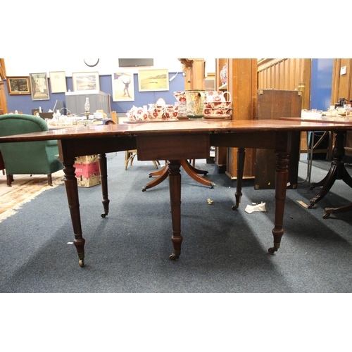 661 - Georgian mahogany extending dining table with concertina extension mechanism, 72cm high.