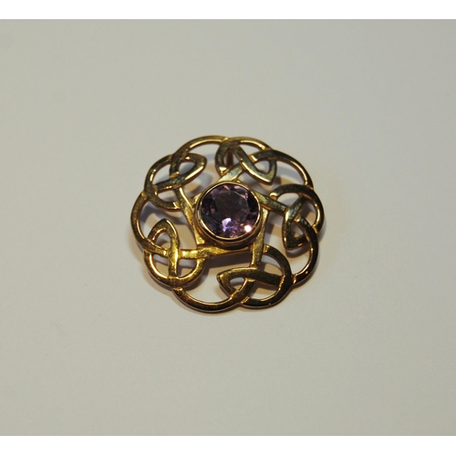 100 - 9ct gold circular pendant with amethyst, 3.3g gross.