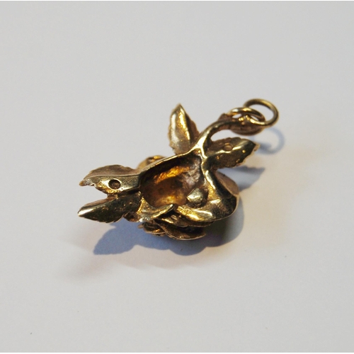 112 - 9ct gold rose pendant, 1960, 4.8g.