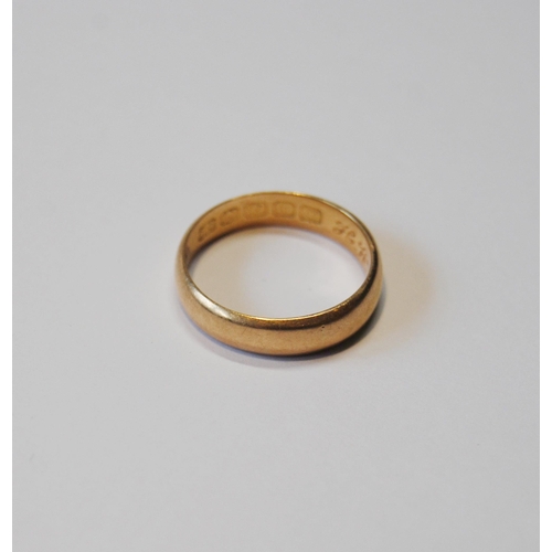 122 - 18ct gold band ring, size L, 3.8g.