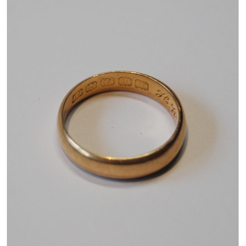 122 - 18ct gold band ring, size L, 3.8g.