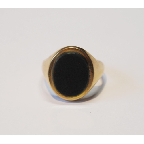 123 - Bloodstone signet ring in 9ct gold, size Q, 4.9g gross.