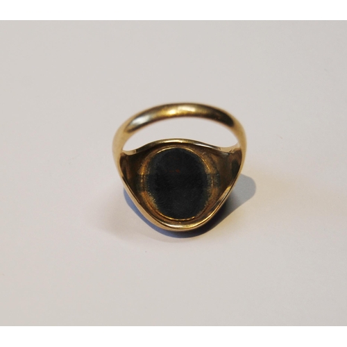 123 - Bloodstone signet ring in 9ct gold, size Q, 4.9g gross.