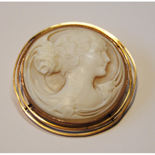 130 - Circular cameo brooch with portrait in Art Nouveau style, in gold, 15.3g gross.