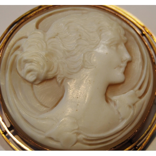 130 - Circular cameo brooch with portrait in Art Nouveau style, in gold, 15.3g gross.