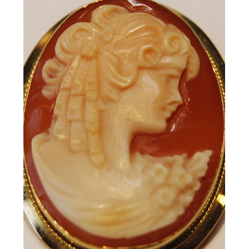 144 - Small cameo oval brooch, in gold, '750'.