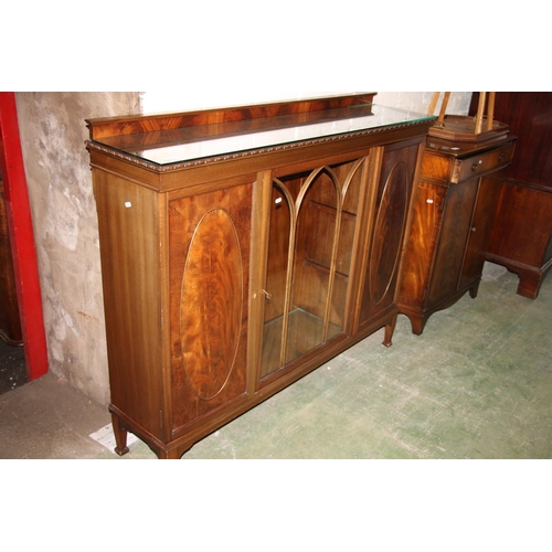 636 - Mahogany display cabinet with glass top, 112cm high.