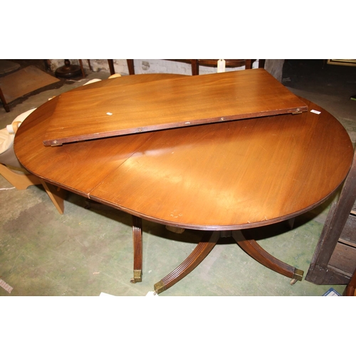 649 - Mahogany dining table with single extending leaf, 73cm high.