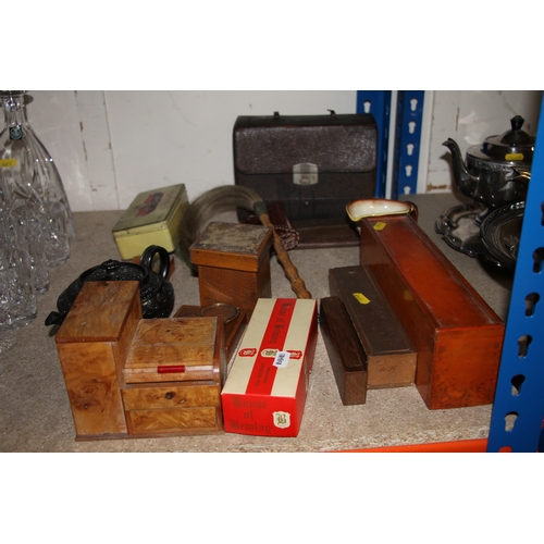 401 - Boxed Belwat pipe, dominoes, a cased travelling vanity set, etc.