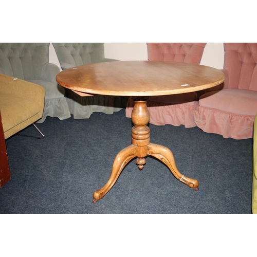 658 - Late 19th century tilt-top table, 72cm high.