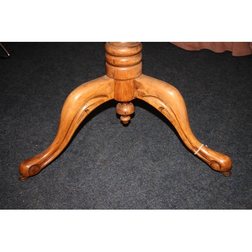 658 - Late 19th century tilt-top table, 72cm high.