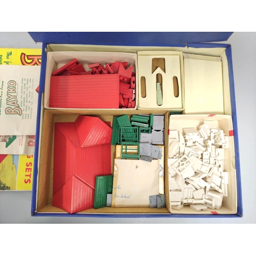 137 - Vintage boxed construction sets to include Brickplayer Kit 4, Bayko Building Set, and Meccano outfit... 