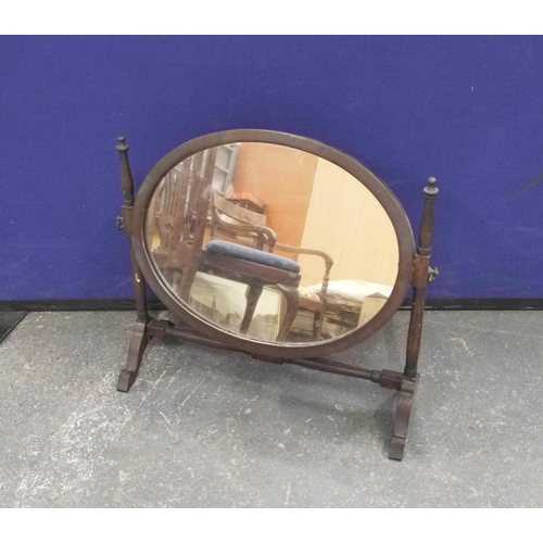 460 - Mahogany toilet mirror with oval plate upon turned supports and shaped feet, 19½