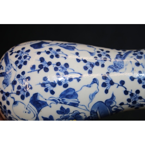 254 - Chinese baluster vase decorated in underglaze blue, 18cm high.