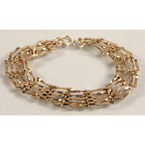 62 - 9 ct gold gate bracelet, 4.7g